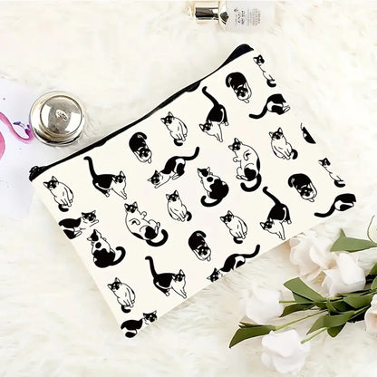 une trousse de toilette au motif de chats blancs et noirs dans des positions différentes amusantes et mignonnes.