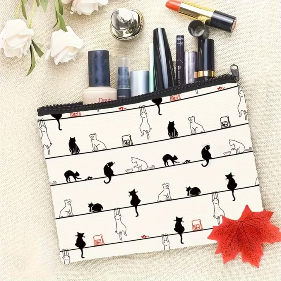 Trousse de toilette ornée d'un motif amusant de chats noirs et de chats blancs aux expressions mignonnes et rigolotes. Les petits félins sont représentés dans différentes poses sur un fond clair, créant un design à la fois ludique et adorable. Cette trousse est idéale pour ranger les produits de toilette, le maquillage ou les petits objets du quotidien tout en ajoutant une touche féline kawaii.