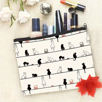 Trousse de toilette ornée d'un motif amusant de chats noirs et de chats blancs aux expressions mignonnes et rigolotes. Les petits félins sont représentés dans différentes poses sur un fond clair, créant un design à la fois ludique et adorable. Cette trousse est idéale pour ranger les produits de toilette, le maquillage ou les petits objets du quotidien tout en ajoutant une touche féline kawaii.