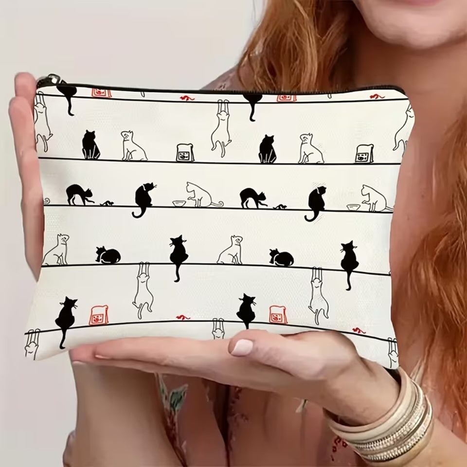 Une femme tient une trousse de toilette ornée d'un motif amusant de chats noirs et de chats blancs aux expressions mignonnes et rigolotes dans ses mains. Les petits félins sont représentés dans différentes poses sur un fond clair, créant un design à la fois ludique et adorable. Cette trousse est idéale pour ranger les produits de toilette, le maquillage ou les petits objets du quotidien.