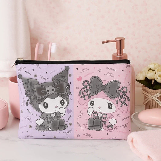 une jolie trousse de toilette représentant Kuromi sur un fond violet et My Melody de l'autre côté sur un fond rose. Elles sont dans la même pose et porte le même habit : personnage miroir.