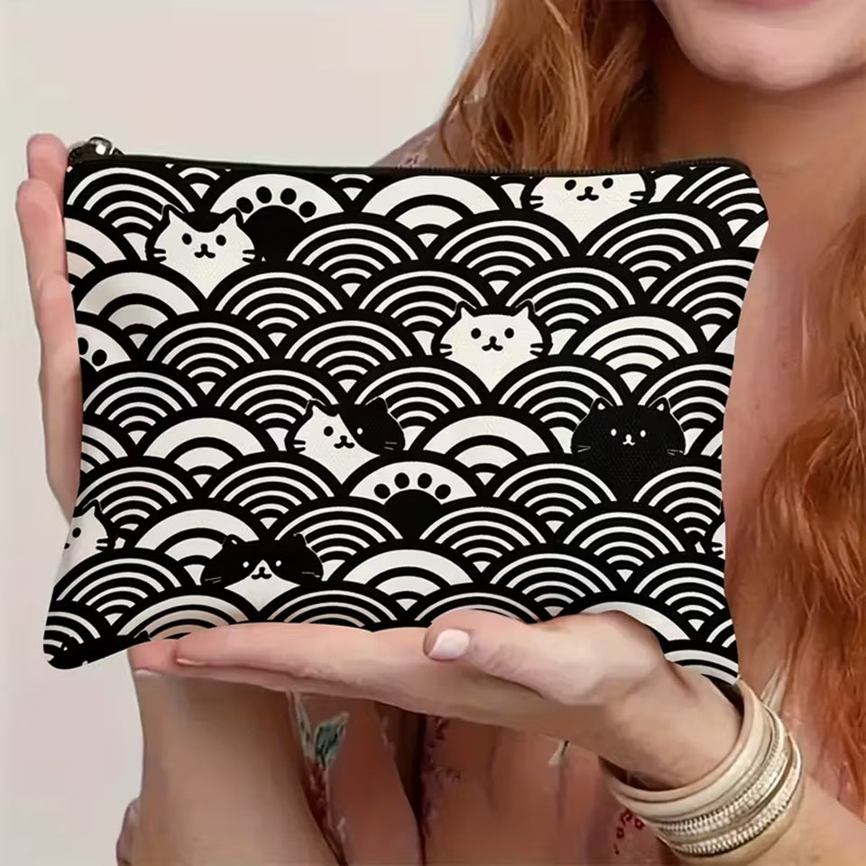 une jolie trousse de toilette au motif de vagues japonaises façon estampes japonaises dans lesquelles des chats se sont glissés malicieusement. 