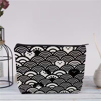 une jolie trousse de toilette au motif de vagues japonaises façon estampes japonaises dans lesquelles des chats se sont glissés malicieusement. 