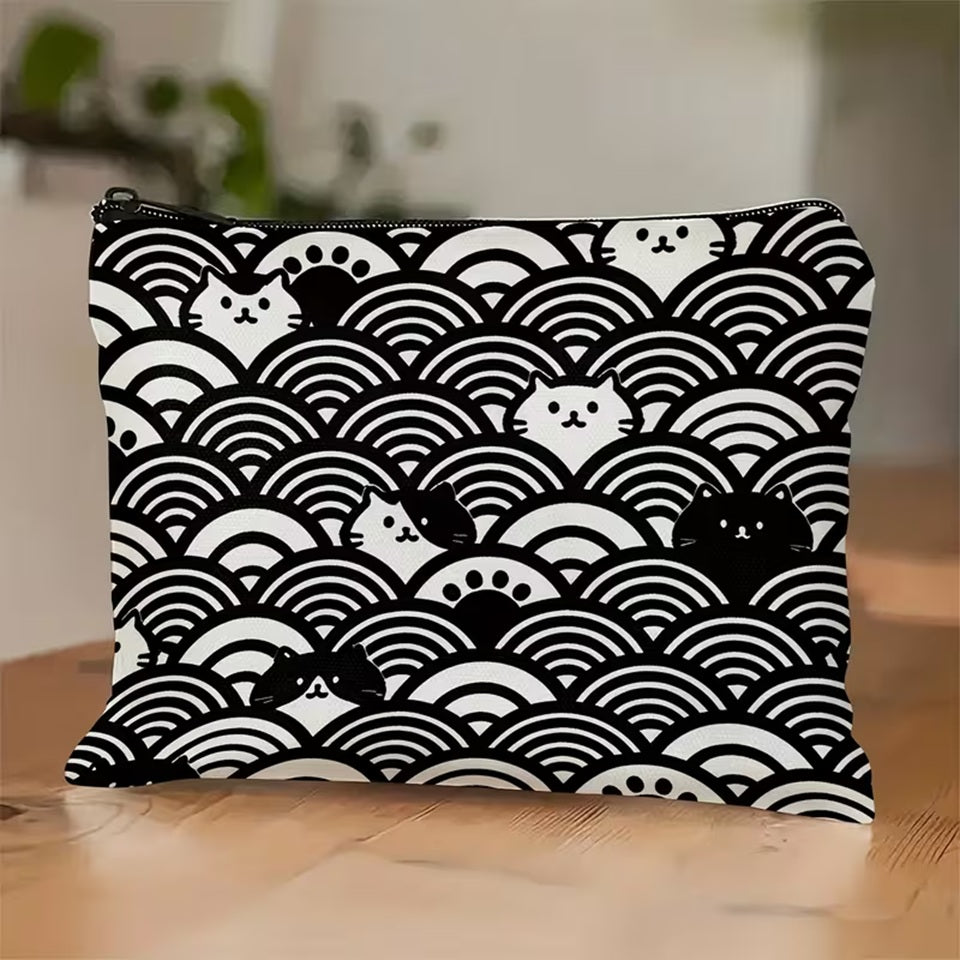 une jolie trousse de toilette au motif de vagues japonaises façon estampes japonaises dans lesquelles des chats se sont glissés malicieusement. 