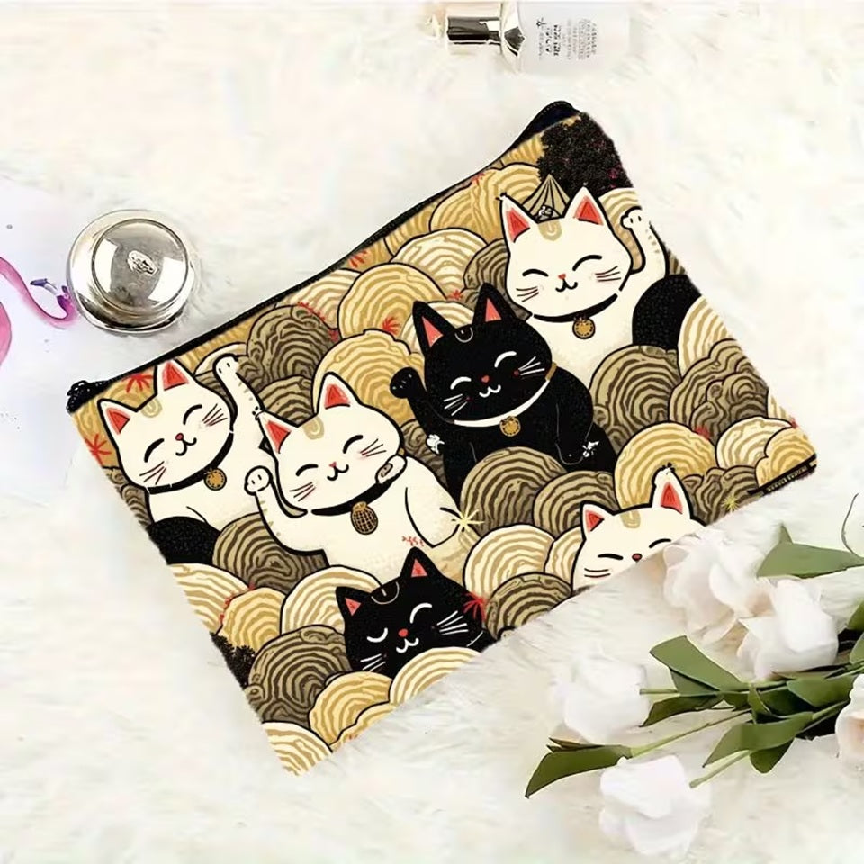 Trousse de toilette à motifs de chats Maneki Neko japonais, posée sur un tapis blanc dans un décor et lumineux.