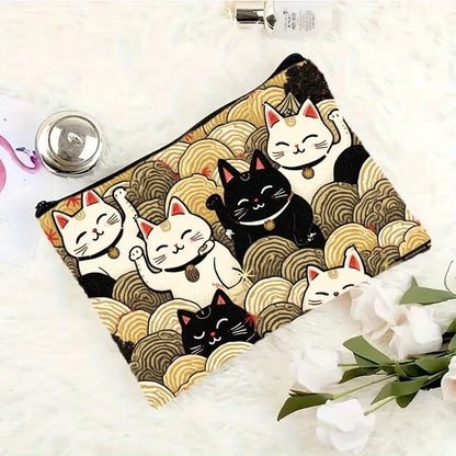 Trousse de toilette à motifs de chats Maneki Neko japonais, posée sur un tapis blanc dans un décor et lumineux.