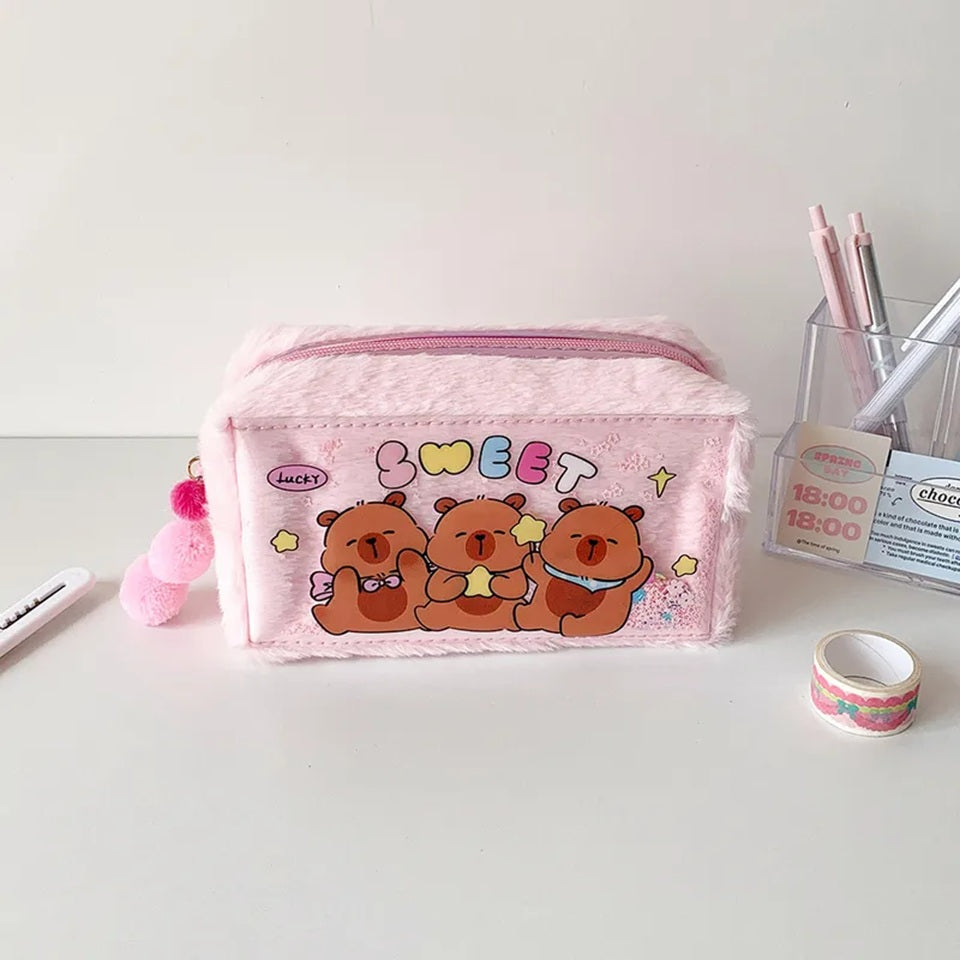 une adorable trousse capybara toute fluffy, aux couleurs pastels. Une illustration de capybara tout mignon renferme des paillettes colorées. C'est un vrai câlin rempli de douceur.