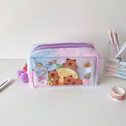 une adorable trousse capybara toute fluffy, aux couleurs pastels. Une illustration de capybara tout mignon renferme des paillettes colorées. C'est un vrai câlin rempli de douceur.