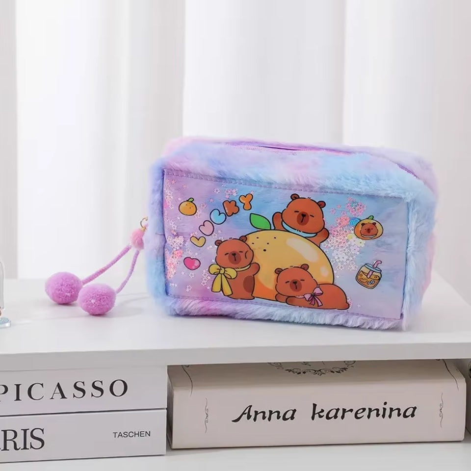une adorable trousse capybara toute fluffy, aux couleurs pastels. Une illustration de capybara tout mignon renferme des paillettes colorées. C'est un vrai câlin rempli de douceur.