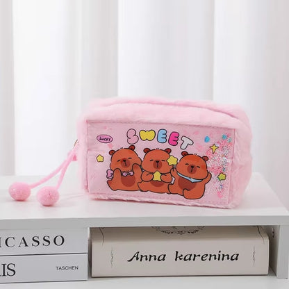 une adorable trousse capybara toute fluffy, aux couleurs pastels. Une illustration de capybara tout mignon renferme des paillettes colorées. C'est un vrai câlin rempli de douceur.