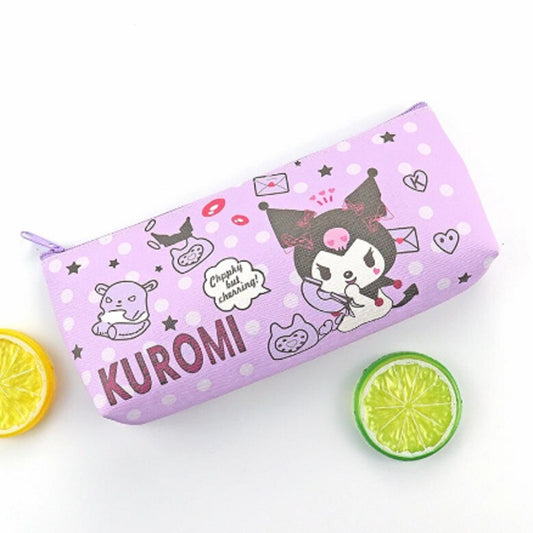 une trousse en simili cuir au design de kuromi, le personnage diaboliquement mignon de sanrio. Coloris violet à pois blancs