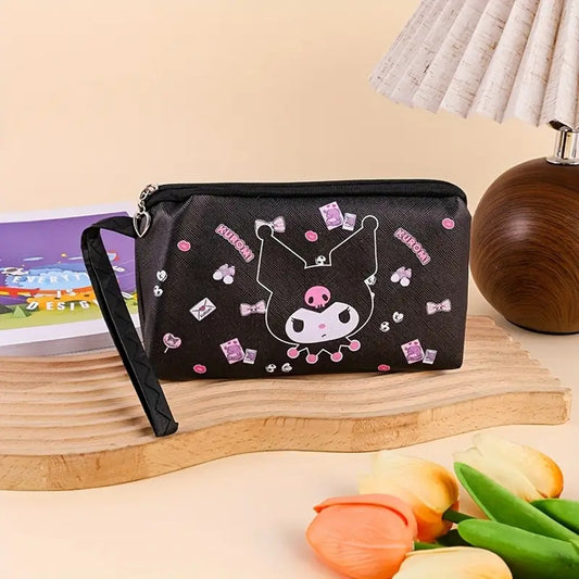 une adorable trousse noire au design de kuromi, le personnage le plus rebel de Sanrio