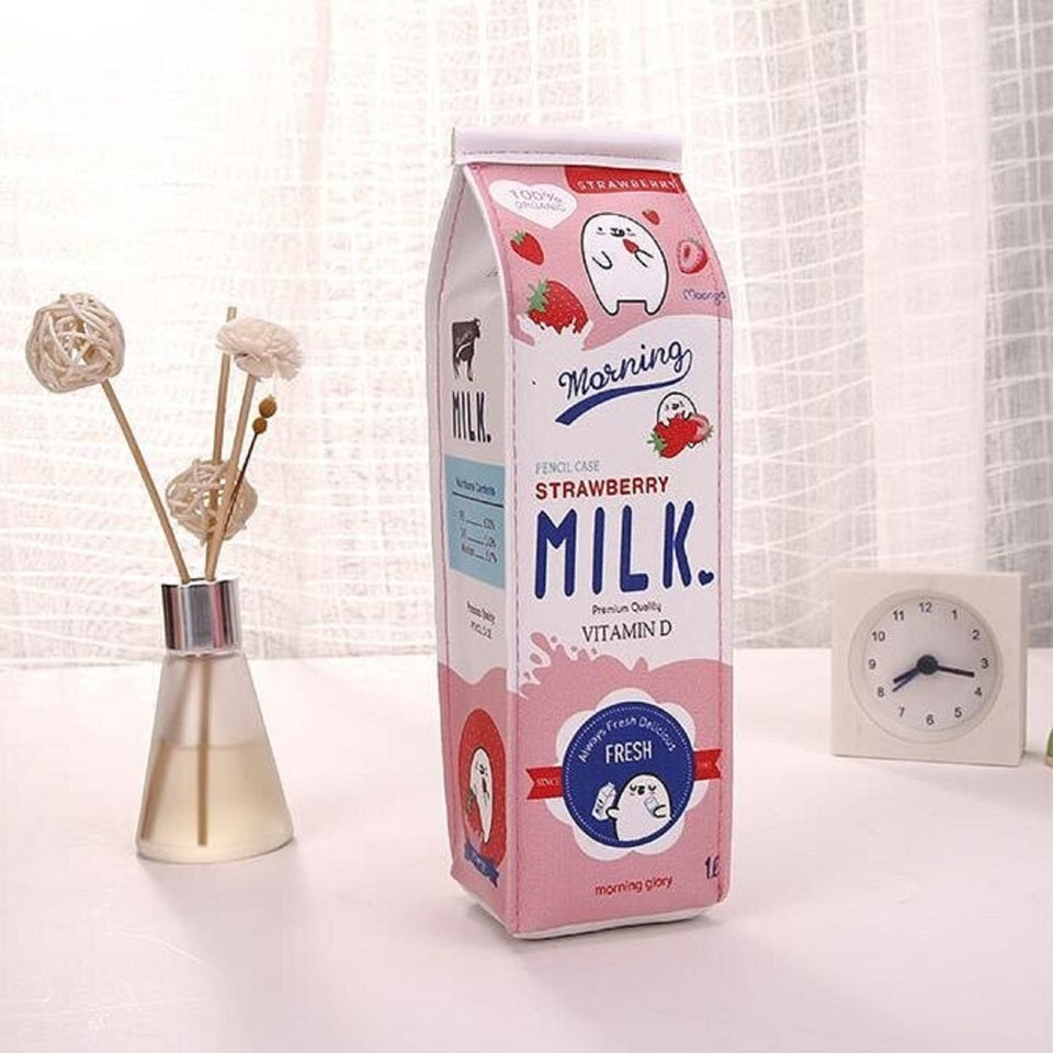 une jolie trousse milk en forme de brique de lait toute rose et illustrée de texte et de personnages mignons et kawaii. Fun et amusante, elle apporte une touche originale dans ta papeterie.