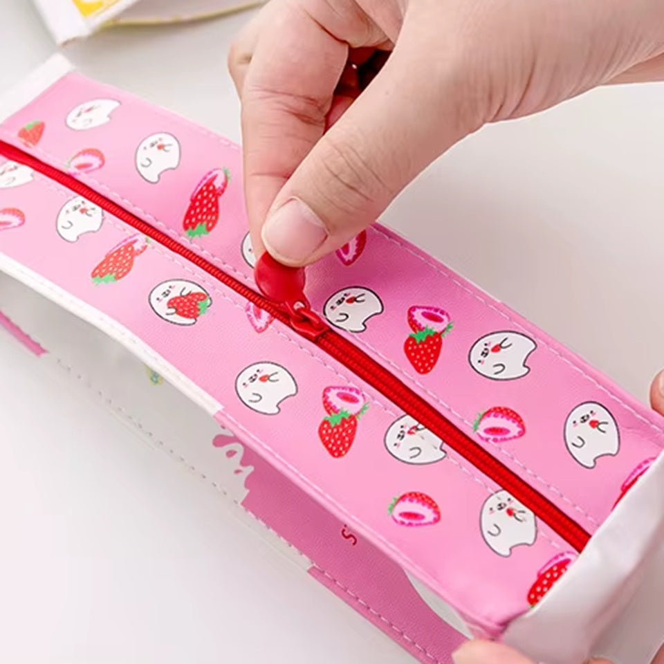 une jolie trousse milk en forme de brique de lait toute rose et illustrée de texte et de personnages mignons et kawaii. Fun et amusante, elle apporte une touche originale dans ta papeterie.