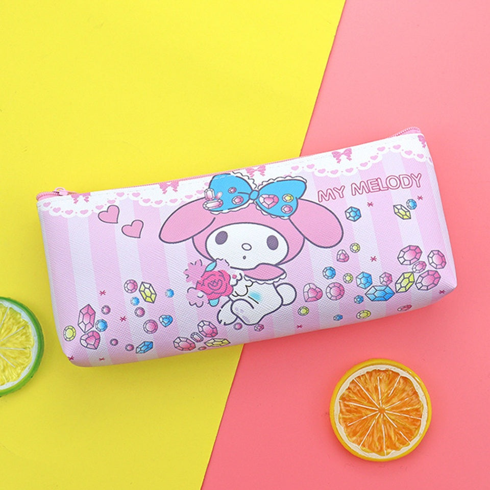 une jolie trousse rose et blanche au design de My Melody, le lapin de Sanrio. Entouré de bijoux colorés, elle est adorable