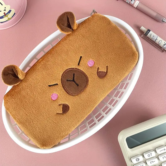 une jolie trousse toute en peluche et toute douce au design d'un capybara aux joues roses.