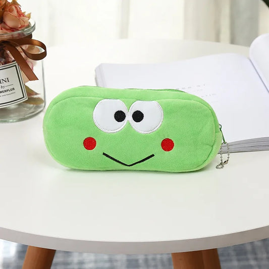 une trousse toute en peluche au design de Keroppi, la grenouille verte de Sanrio. Visage expressif et mignon