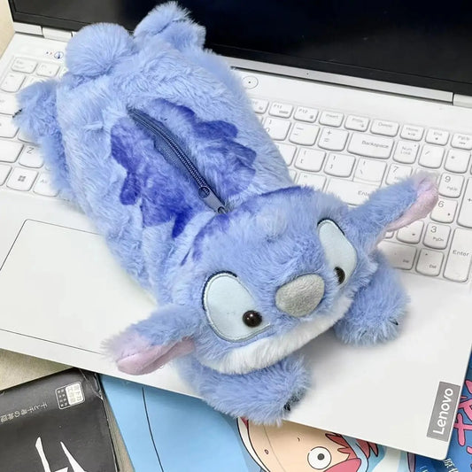 une adorable trousse toute peluchée en forme et aux couleurs de Stitch de Lilo et Stitch. Elle est toute douce et incroyablement mignonne