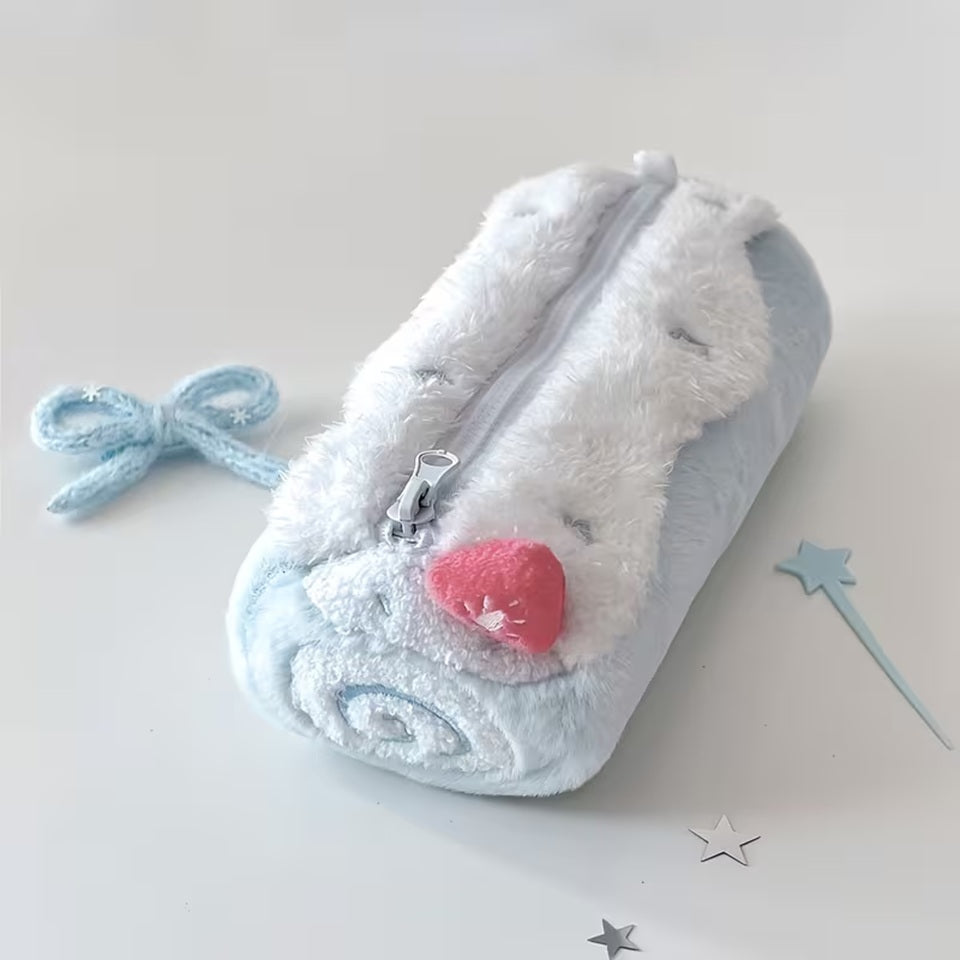Une trousse en peluche kawaii bleu pastel posée sur une bureau blanc, entouré d'éléments kawaii. Atmosphère chaleureuse, féminine et mignonne, idéale pour une présentation de fournitures de papeterie