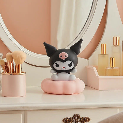 une adorable petite veilleuse représentant Kuromi sur un nuage rose. Elle apporte une touche déco super mignonne et réconfortante à la fois.