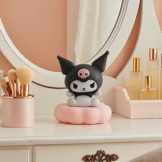 une adorable petite veilleuse représentant Kuromi sur un nuage rose. Elle apporte une touche déco super mignonne et réconfortante à la fois.