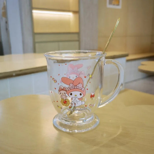 une grande tasse en verre transparente au design My Melody. D'une grande capacité, elle est idéale pour toutes les boissons chaudes et froids et desserts.