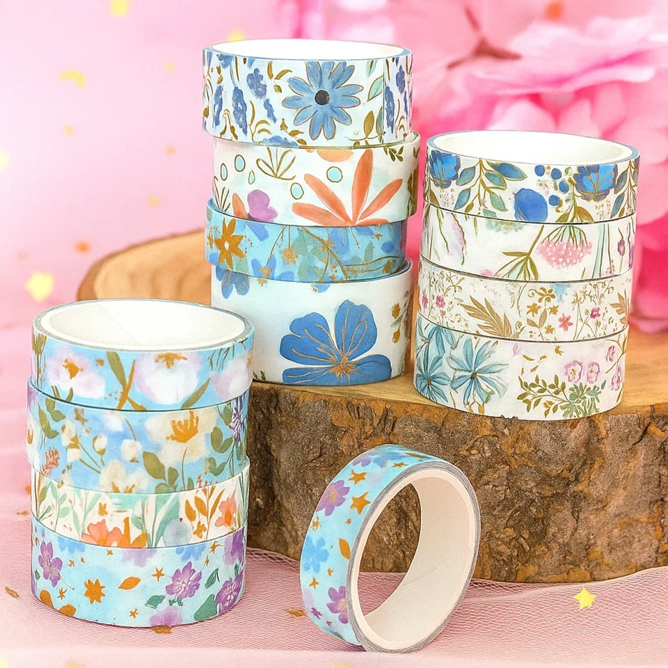 un lot washi tapes décoratifs au motif de fleurs et de plantes dans les tons bleus. Ambiance romantique et floral idéal pour le scrapbooking.