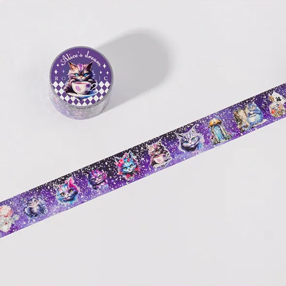 un washi tape aux détails argentés brillants représentant le chat du Cheshire et le lapin blanc de Alice au pays des merveilles. Design élégant. Idéal pour le scrapbooking, la déco de cartes etc...
