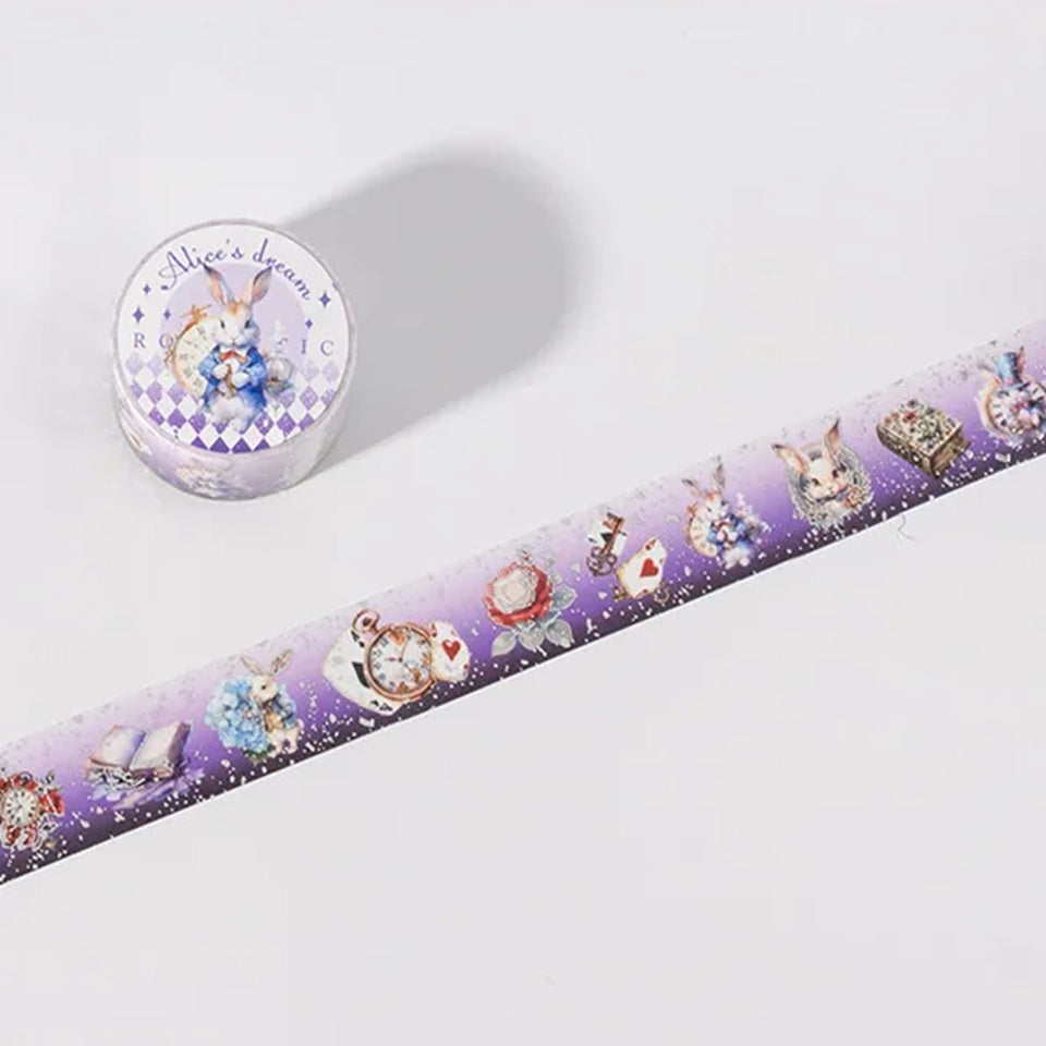 un washi tape aux détails argentés brillants représentant le chat du Cheshire et le lapin blanc de Alice au pays des merveilles. Design élégant. Idéal pour le scrapbooking, la déco de cartes etc...