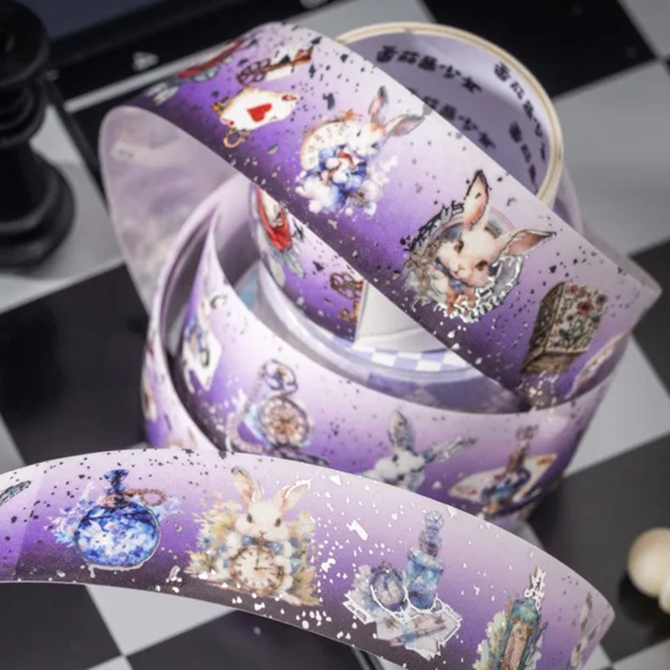 un washi tape aux détails argentés brillants représentant le chat du Cheshire et le lapin blanc de Alice au pays des merveilles. Design élégant. Idéal pour le scrapbooking, la déco de cartes etc...