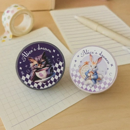 un washi tape aux détails argentés brillants représentant le chat du Cheshire et le lapin blanc de Alice au pays des merveilles. Design élégant. Idéal pour le scrapbooking, la déco de cartes etc...