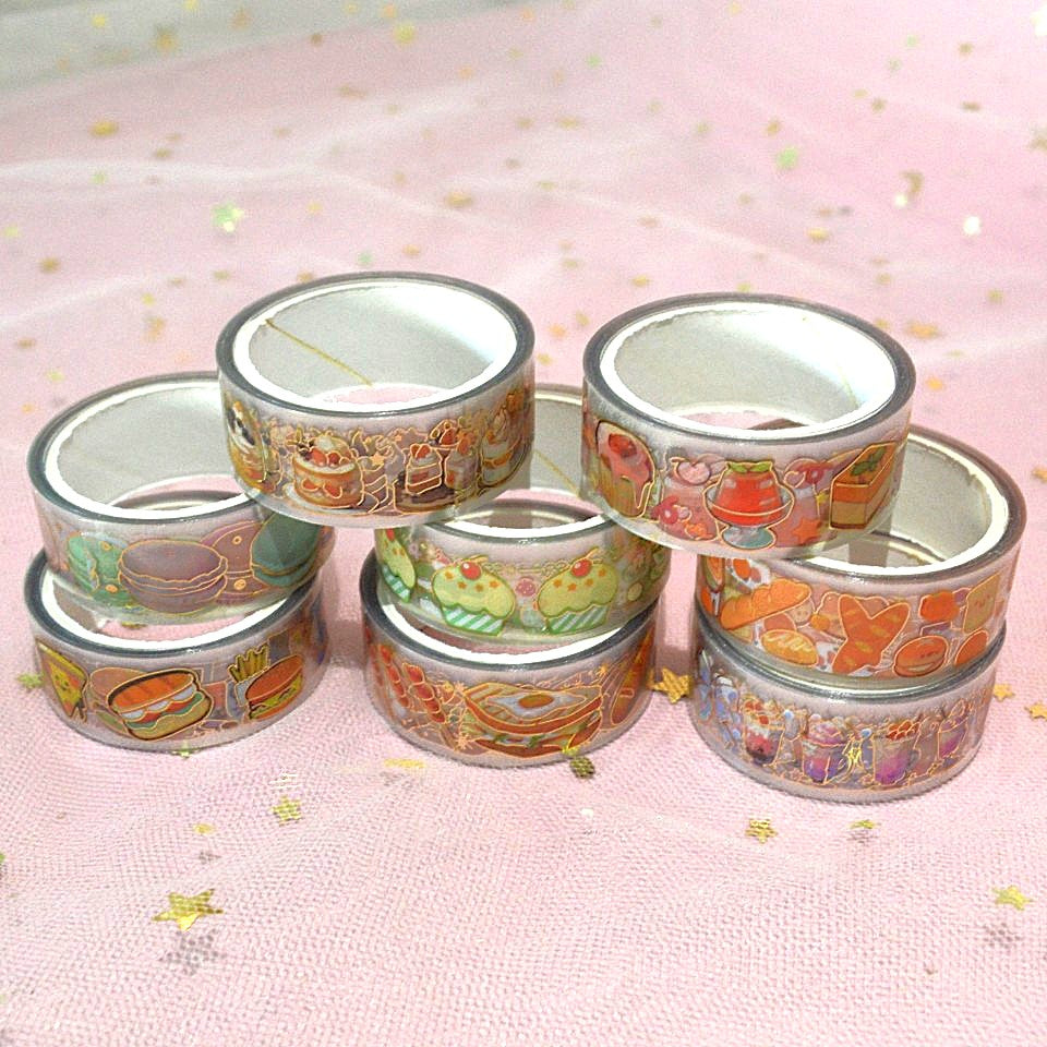 des washi tape sur le thème de la gourmandise : pains, brioches, desserts, glaces, gâteaux... Idéal pour le scrapbooking, ils ajoutent une touche gourmande et colorée à vos projets créatifs.
