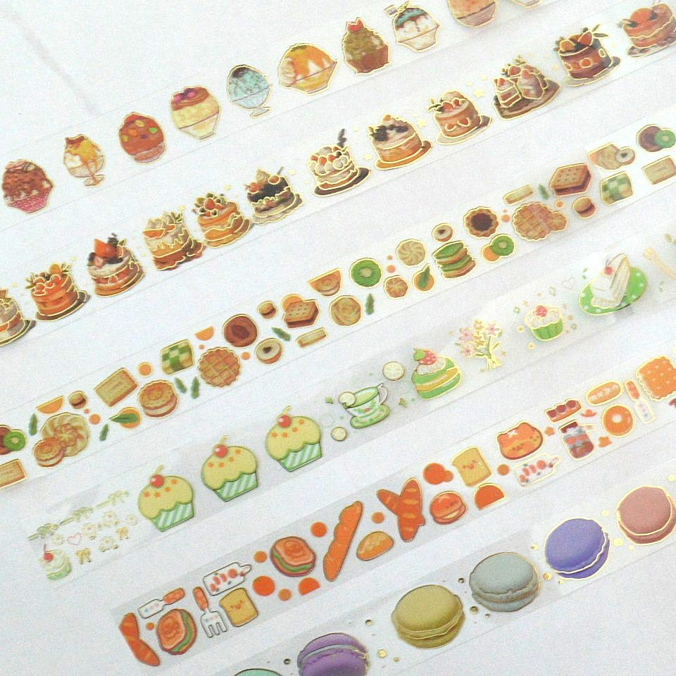 des washi tape sur le thème de la gourmandise : pains, brioches, desserts, glaces, gâteaux... Idéal pour le scrapbooking, ils ajoutent une touche gourmande et colorée à vos projets créatifs.